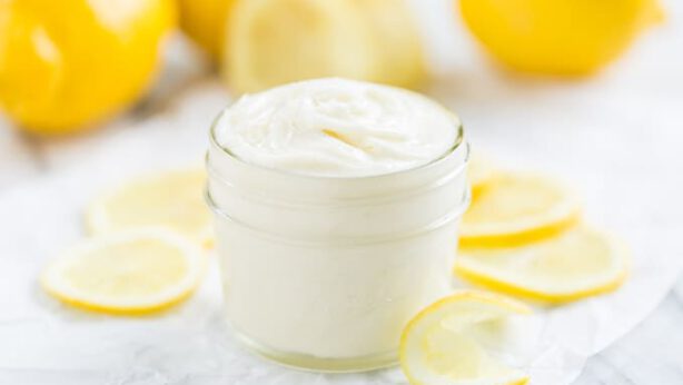 DIY body butter met citrusvruchten. Zelfgemaakte huidverzorgingsproducten